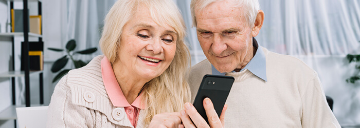 Personas mayores utilizando smartphone